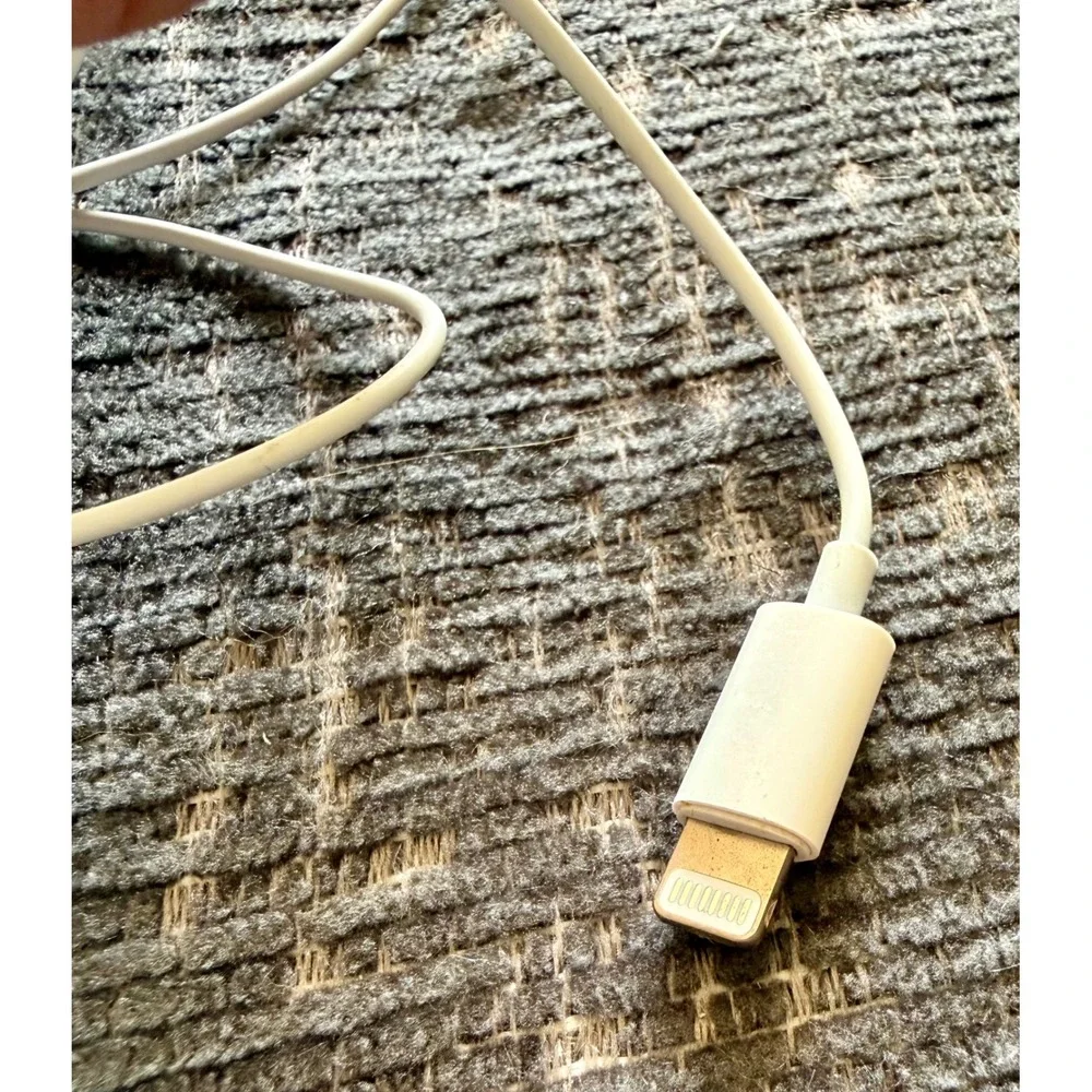 Apple EarPods Lightning Connector *NOT TESTED* Wired Headphones In-Ear